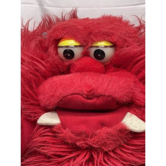 Vintage Yangjee RAZ Furbles Red Plush Monster Hand Puppet 1980's Stuffed Animal - Picture 2 of 16